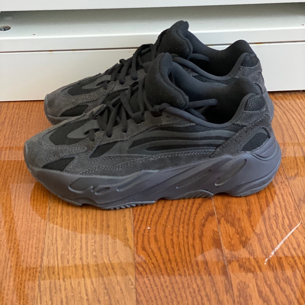 Yeezy Boost 700 v2 Vanta sneakers